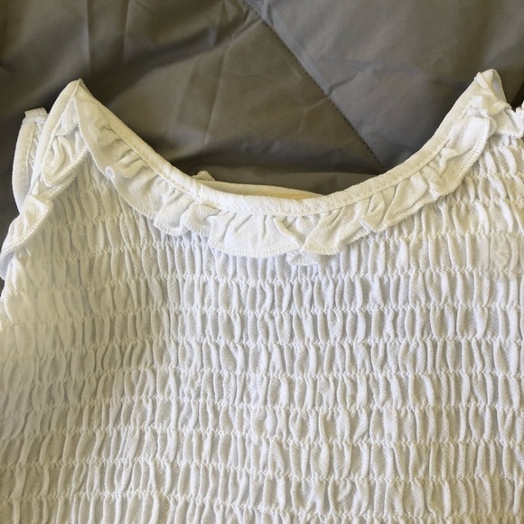 Cute white ruffle tank top - Picture 2 of 3